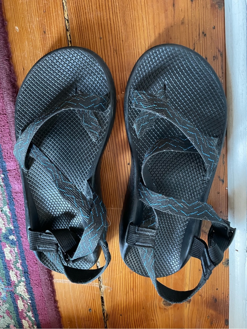 Chaco Men’s Z2 Classic Toe Loop Sandal, size 10, black/blue design
